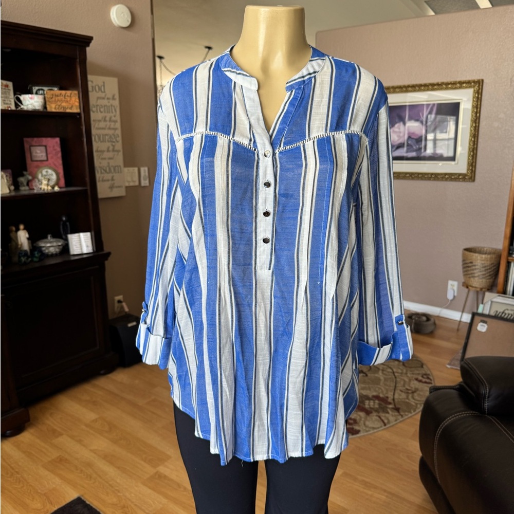 Cocomo blue & white 3/4 roll tab sleeves Vneck blouse-size XL